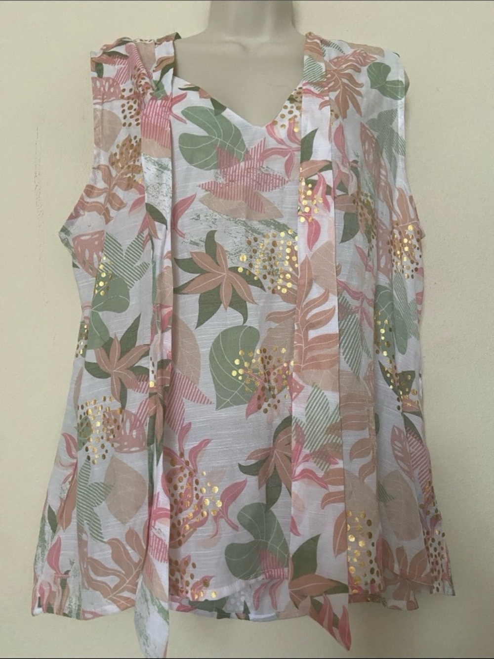 RESERVEBundle for CW Estée Lauder Lipstick, Wall Vase, 2 Floral Sleeveless Tops - Picture 4 of 4